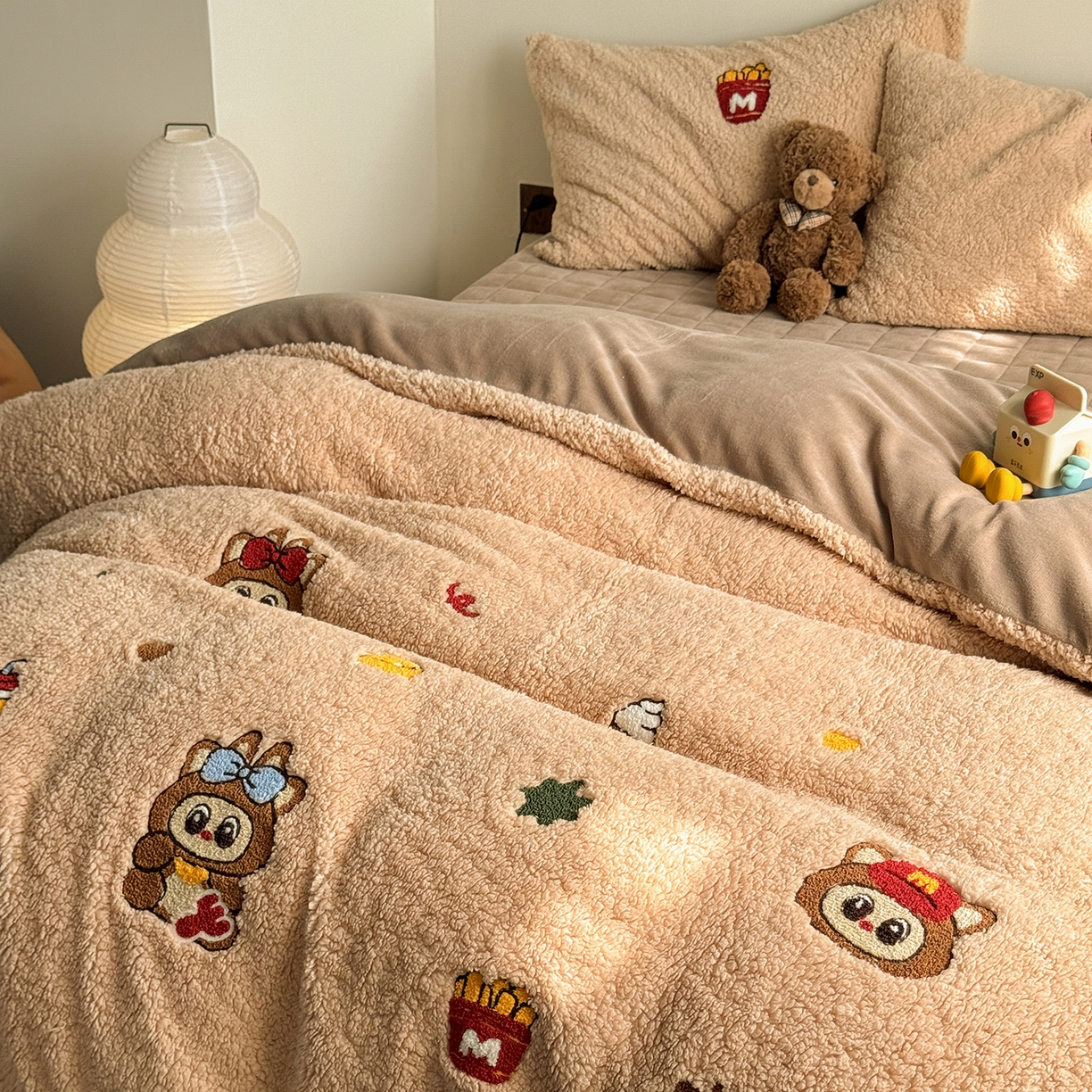 91家纺网 家纺一手货源 找家纺 TT.one 塔塔家居 2025新款羊羔绒牛奶绒暖绵绵毛巾绣床单床裙床盖款四件套 甜蜜热可可