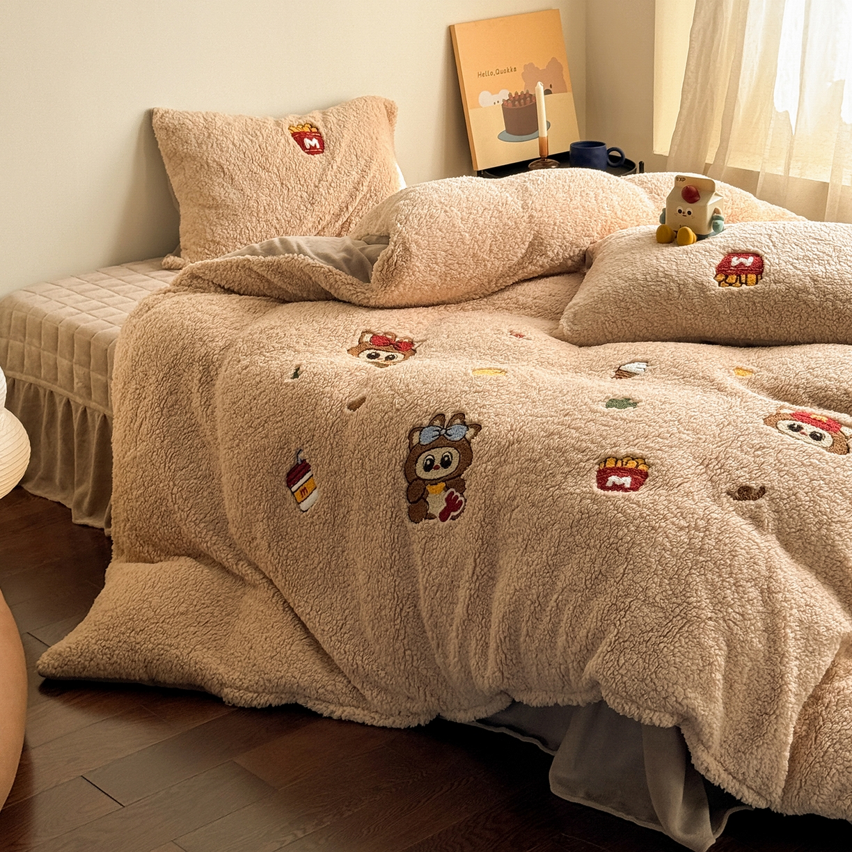 91家纺网 家纺一手货源 找家纺 TT.one 塔塔家居 2025新款羊羔绒牛奶绒暖绵绵毛巾绣床单床裙床盖款四件套 甜蜜热可可