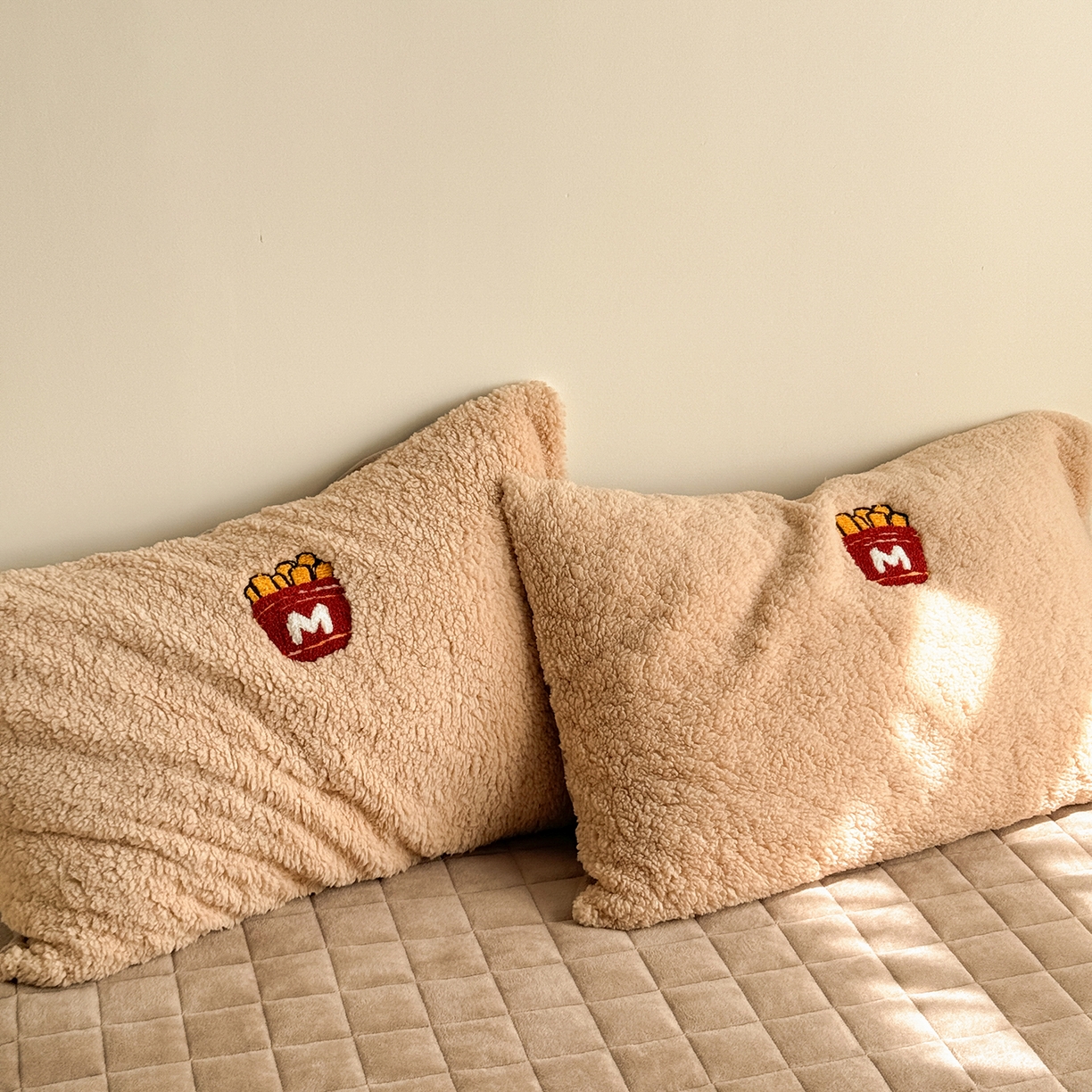 91家纺网 家纺一手货源 找家纺 TT.one 塔塔家居 2025新款羊羔绒牛奶绒暖绵绵毛巾绣床单床裙床盖款四件套 甜蜜热可可