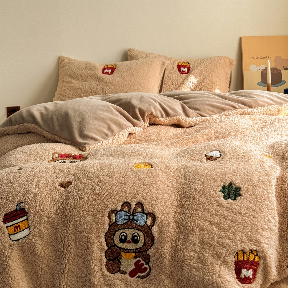 91家纺网 家纺一手货源 找家纺 TT.one 塔塔家居 2025新款羊羔绒牛奶绒暖绵绵毛巾绣床单床裙床盖款四件套 甜蜜热可可