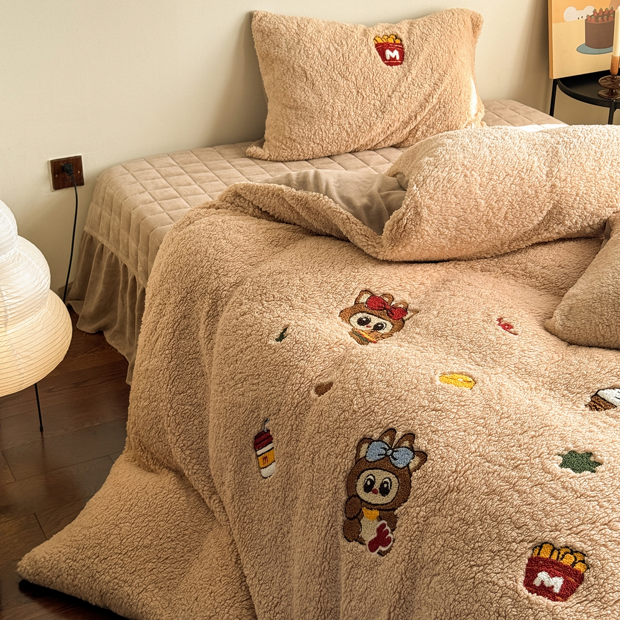 91家纺网 家纺一手货源 找家纺 TT.one 塔塔家居 2025新款羊羔绒牛奶绒暖绵绵毛巾绣床单床裙床盖款四件套 甜蜜热可可