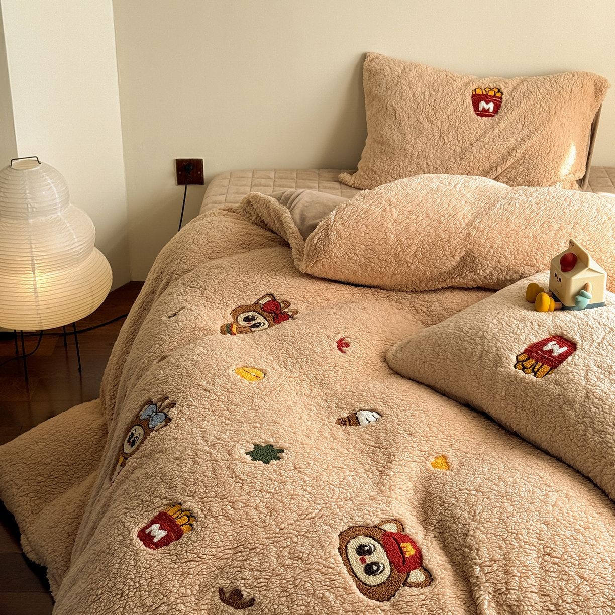 91家纺网 家纺一手货源 找家纺 TT.one 塔塔家居 2025新款羊羔绒牛奶绒暖绵绵毛巾绣床单床裙床盖款四件套 甜蜜热可可