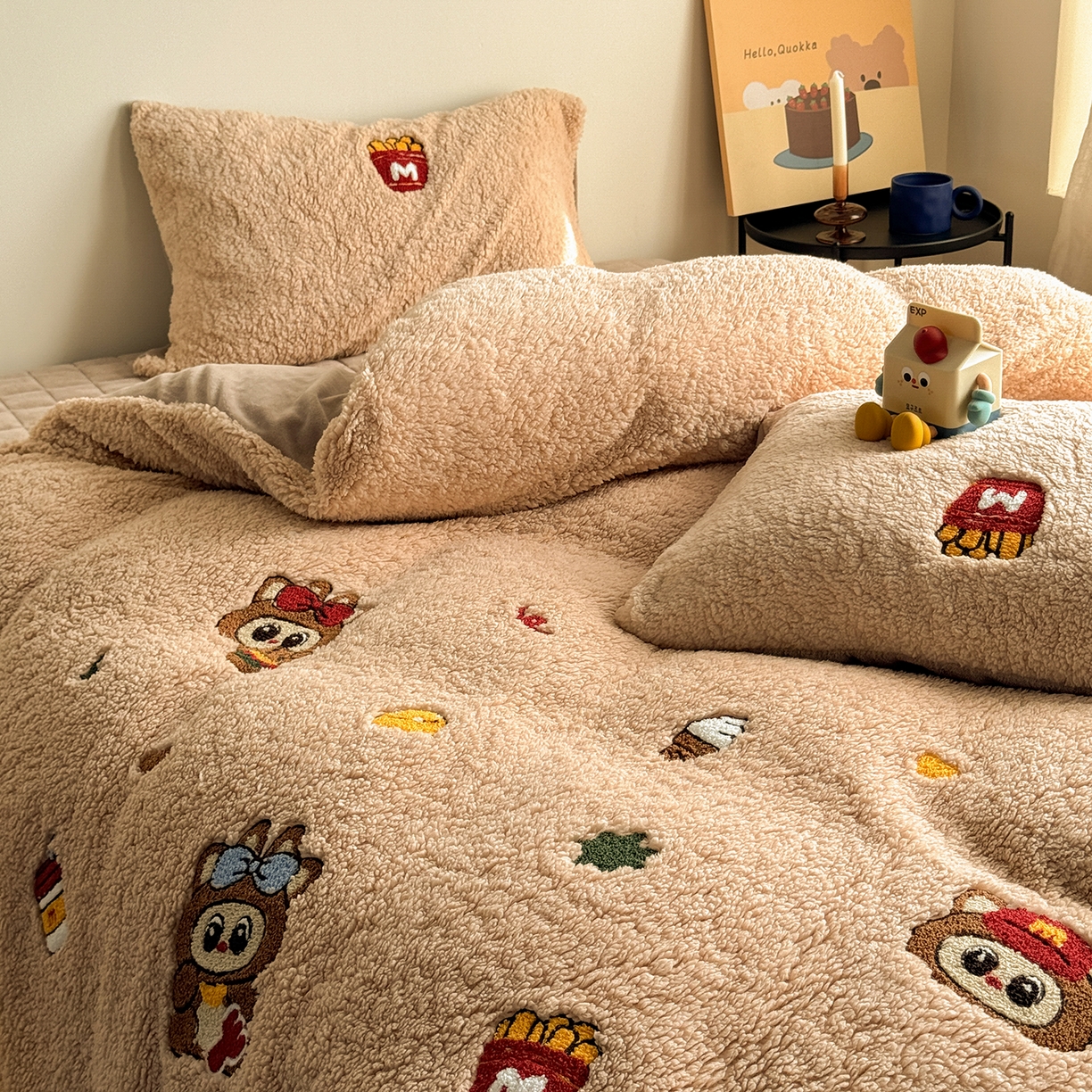 91家纺网 家纺一手货源 找家纺 TT.one 塔塔家居 2025新款羊羔绒牛奶绒暖绵绵毛巾绣床单床裙床盖款四件套 甜蜜热可可