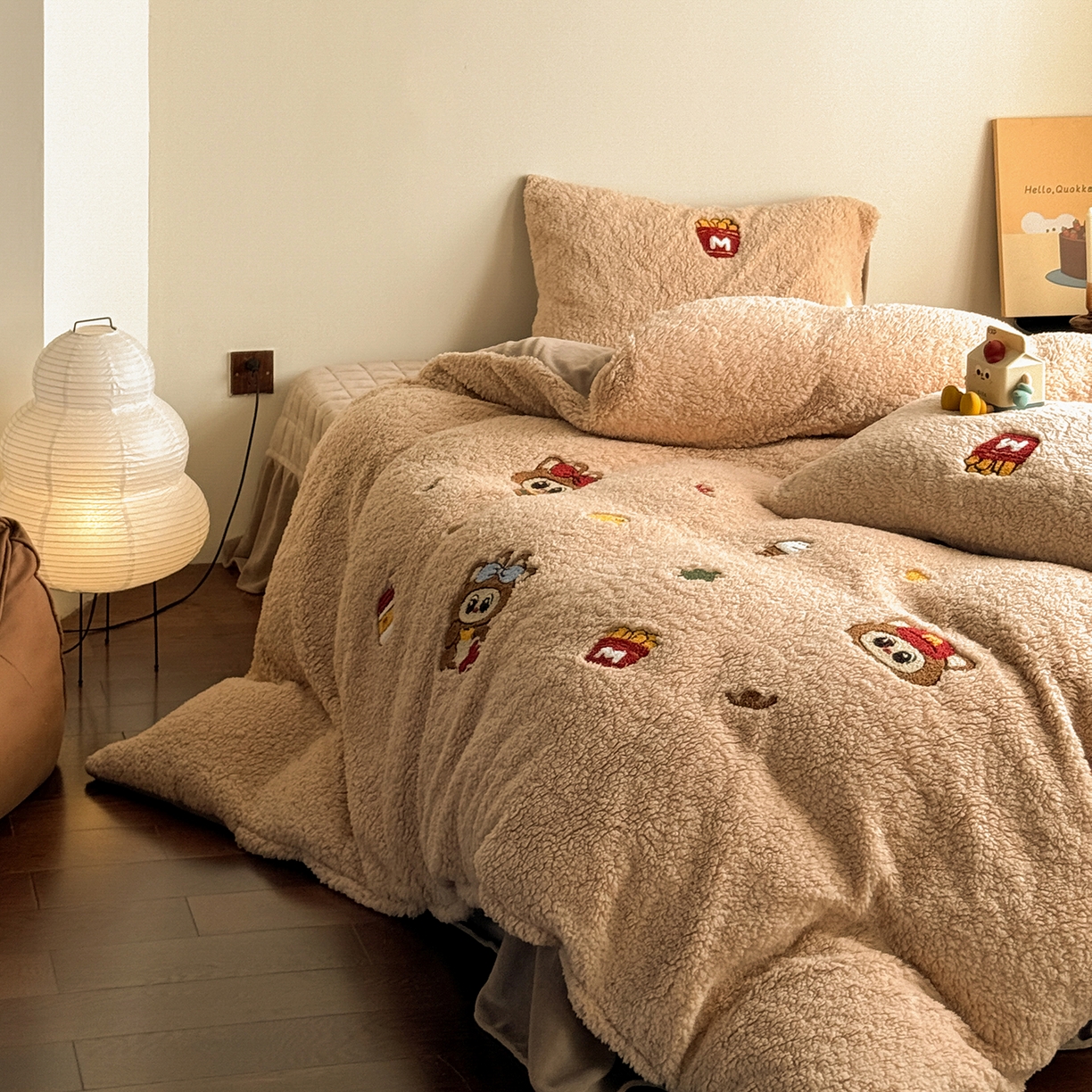 91家纺网 家纺一手货源 找家纺 TT.one 塔塔家居 2025新款羊羔绒牛奶绒暖绵绵毛巾绣床单床裙床盖款四件套 甜蜜热可可