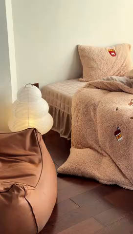 91家纺网 家纺一手货源 找家纺 TT.one 塔塔家居 2025新款羊羔绒牛奶绒暖绵绵毛巾绣床单床裙床盖款四件套 甜蜜热可可