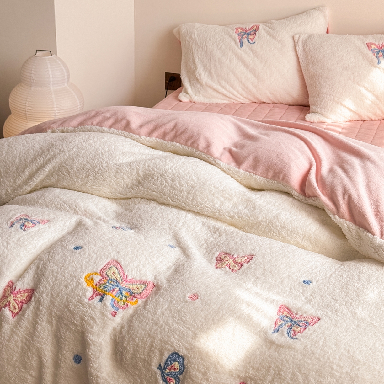 91家纺网 家纺一手货源 找家纺 TT.one 塔塔家居 2025新款羊羔绒牛奶绒暖绵绵毛巾绣床单床裙床盖款四件套 云团睡睡蝶·白