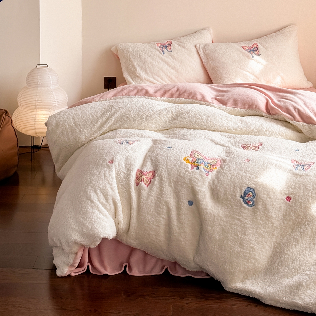 TT.one 塔塔家居 2025新款羊羔绒牛奶绒暖绵绵毛巾绣床单床裙床盖款四件套 云团睡睡蝶·白