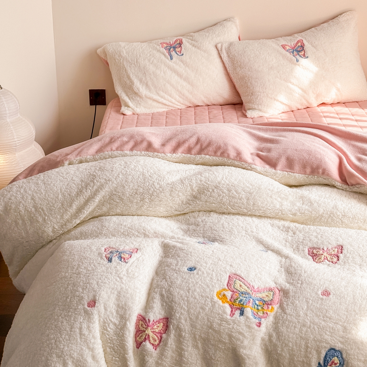 91家纺网 家纺一手货源 找家纺 TT.one 塔塔家居 2025新款羊羔绒牛奶绒暖绵绵毛巾绣床单床裙床盖款四件套 云团睡睡蝶·白