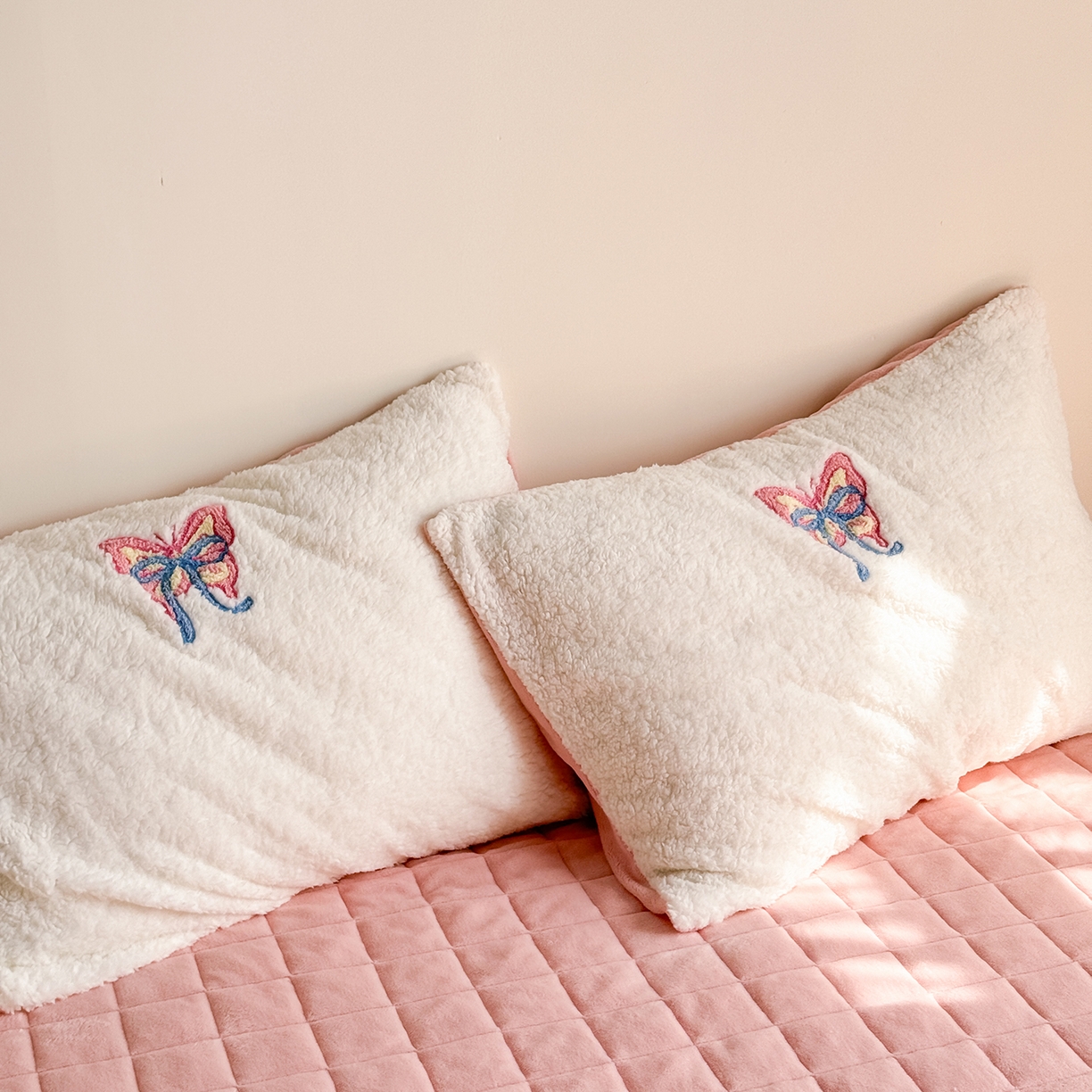 91家纺网 家纺一手货源 找家纺 TT.one 塔塔家居 2025新款羊羔绒牛奶绒暖绵绵毛巾绣床单床裙床盖款四件套 云团睡睡蝶·白