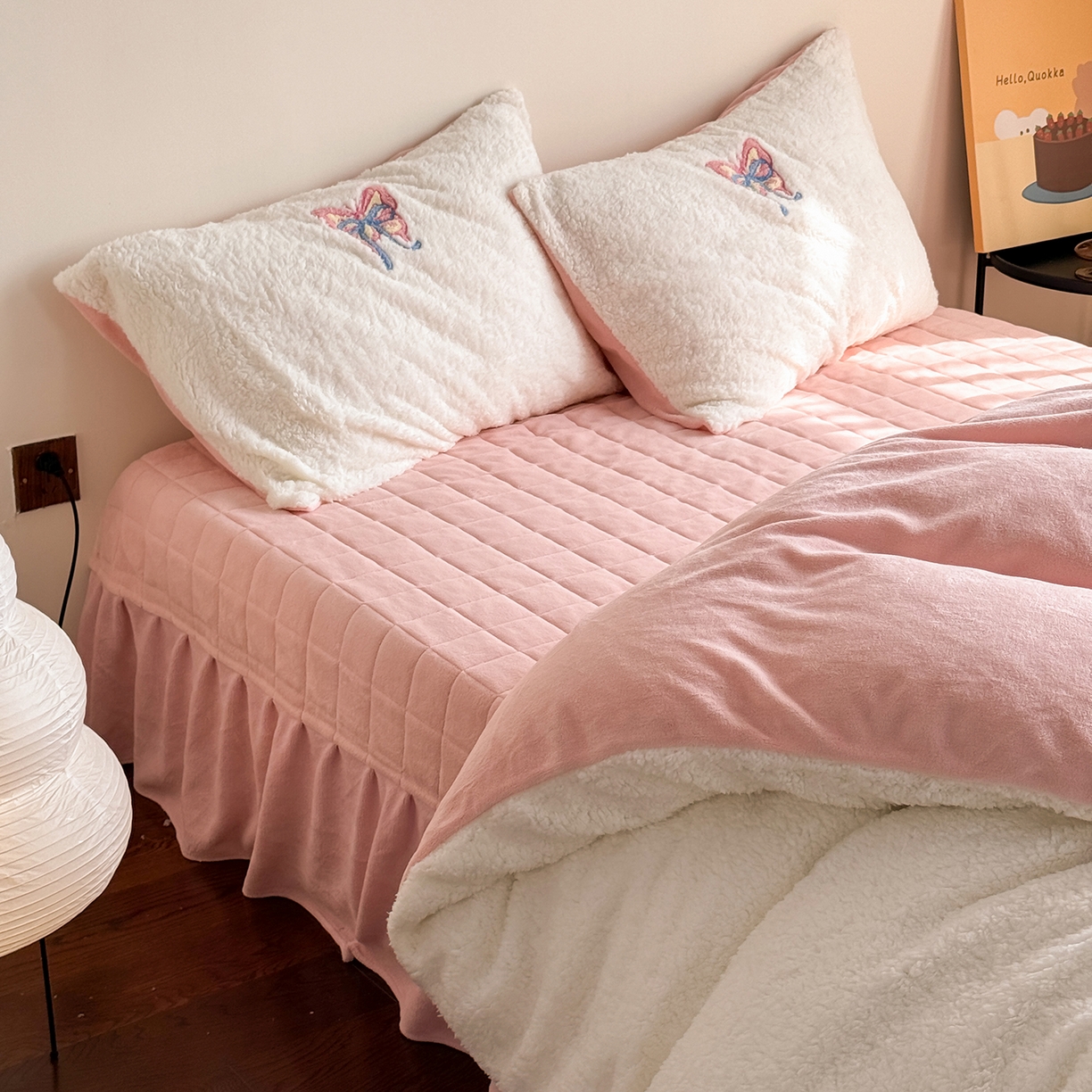 91家纺网 家纺一手货源 找家纺 TT.one 塔塔家居 2025新款羊羔绒牛奶绒暖绵绵毛巾绣床单床裙床盖款四件套 云团睡睡蝶·白