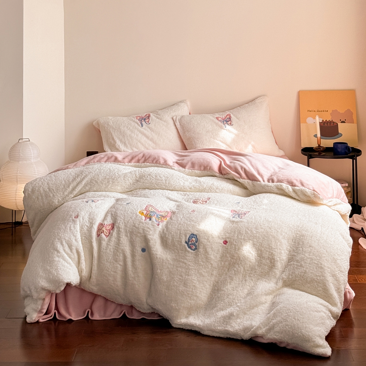 91家纺网 家纺一手货源 找家纺 TT.one 塔塔家居 2025新款羊羔绒牛奶绒暖绵绵毛巾绣床单床裙床盖款四件套 云团睡睡蝶·白