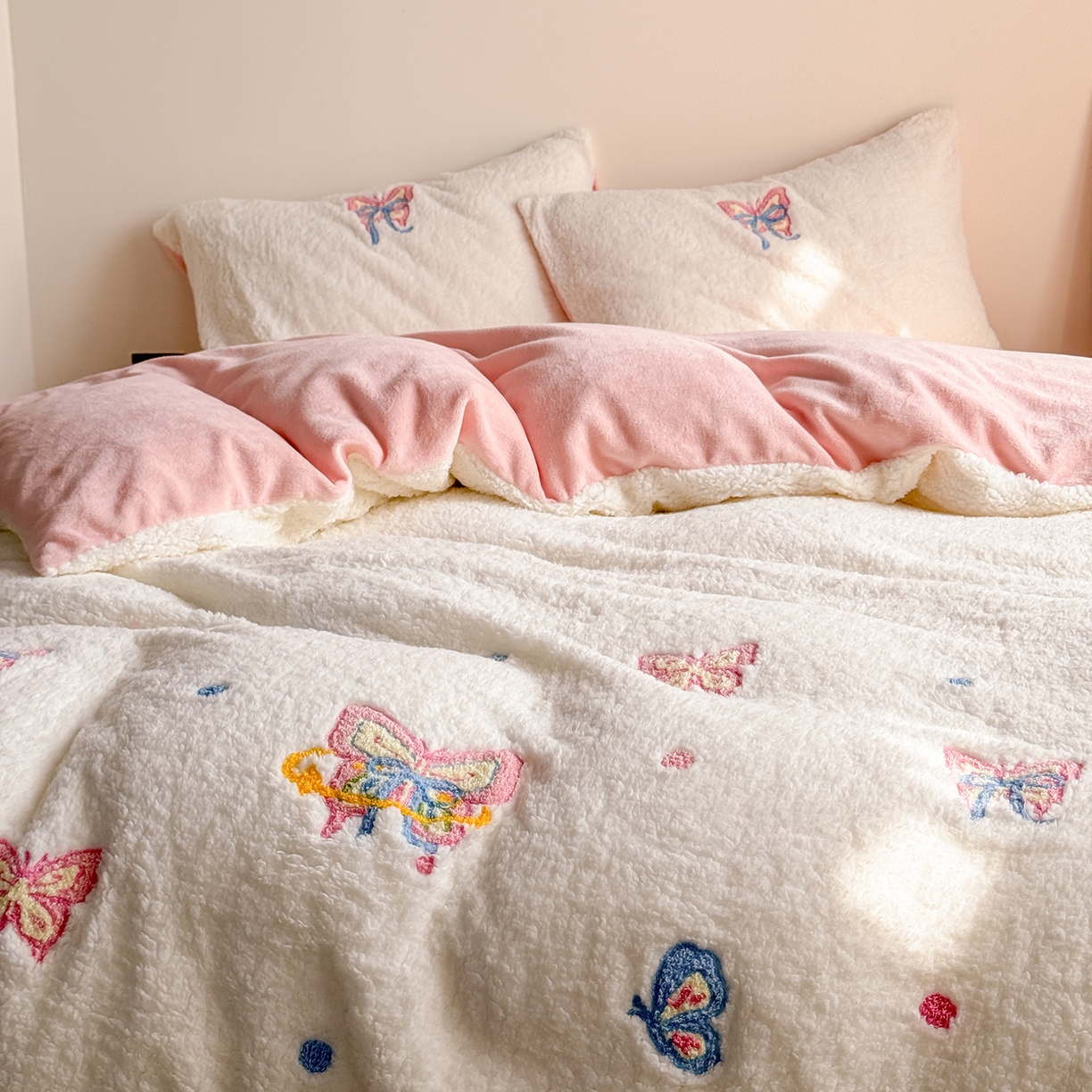 91家纺网 家纺一手货源 找家纺 TT.one 塔塔家居 2025新款羊羔绒牛奶绒暖绵绵毛巾绣床单床裙床盖款四件套 云团睡睡蝶·白