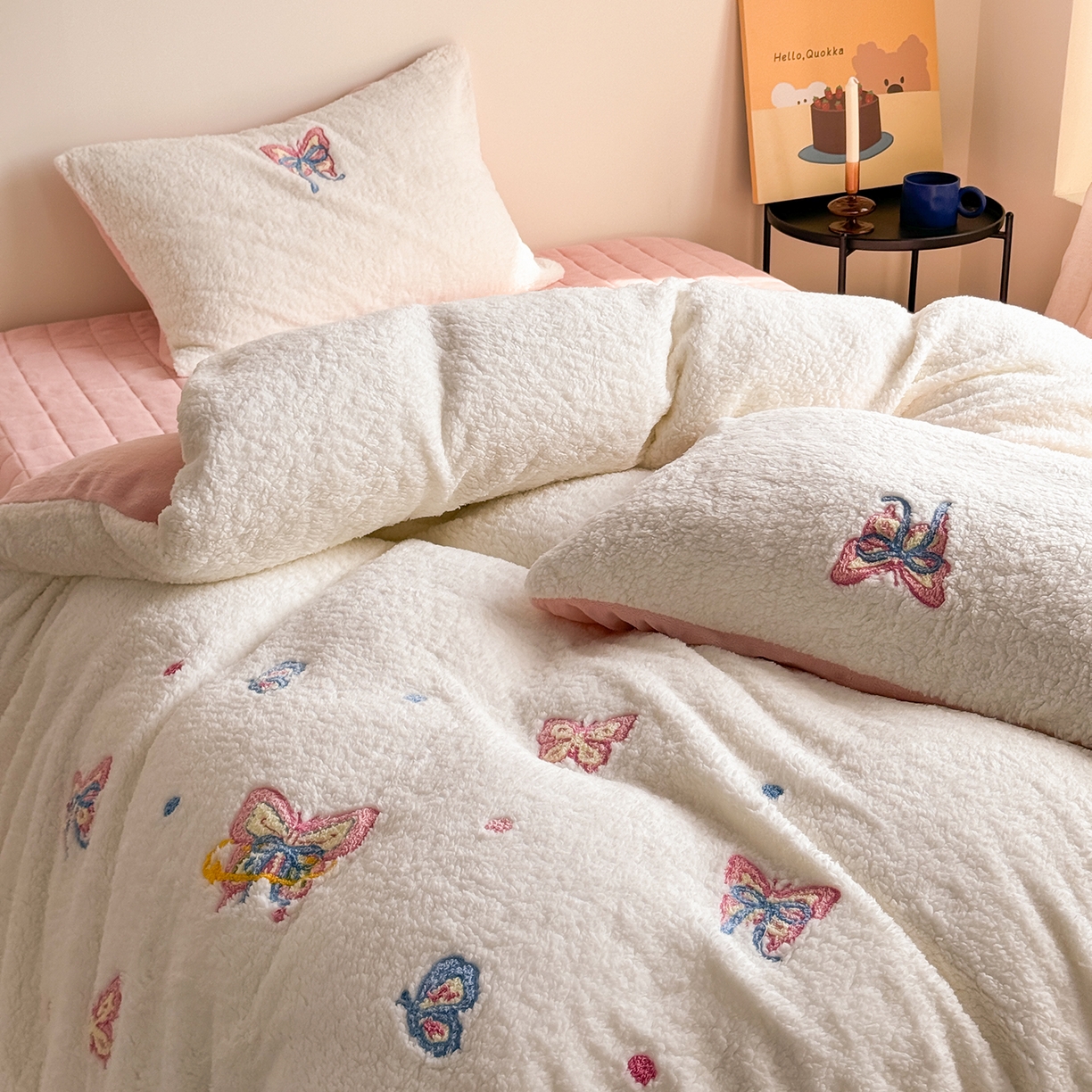 91家纺网 家纺一手货源 找家纺 TT.one 塔塔家居 2025新款羊羔绒牛奶绒暖绵绵毛巾绣床单床裙床盖款四件套 云团睡睡蝶·白