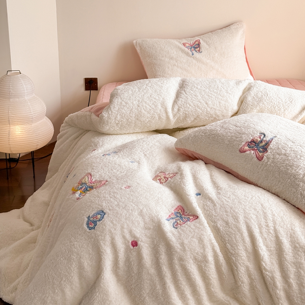 91家纺网 家纺一手货源 找家纺 TT.one 塔塔家居 2025新款羊羔绒牛奶绒暖绵绵毛巾绣床单床裙床盖款四件套 云团睡睡蝶·白