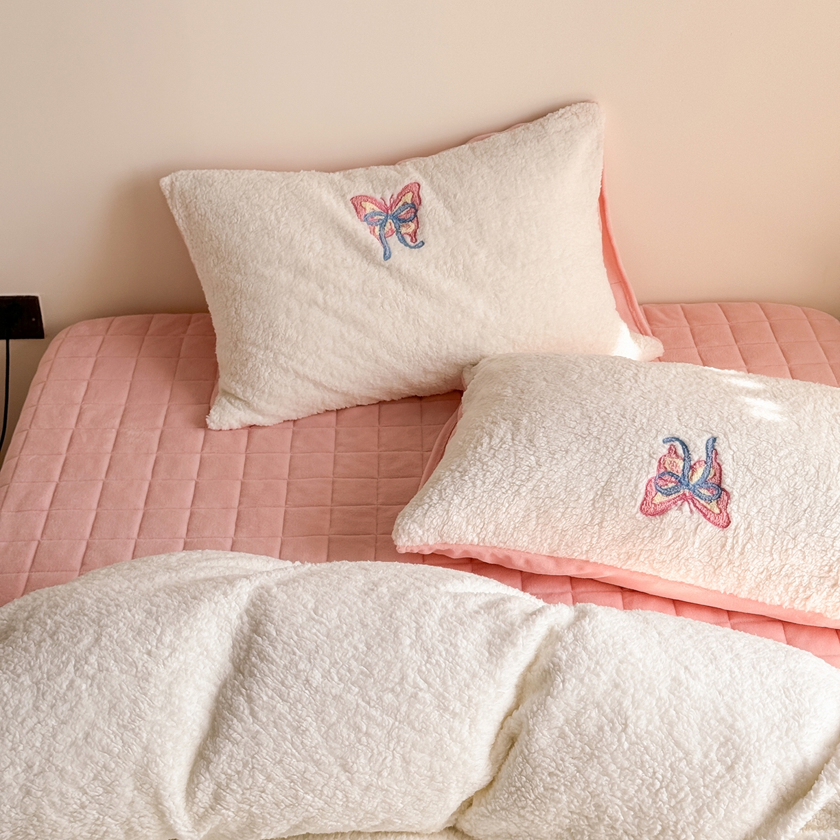 91家纺网 家纺一手货源 找家纺 TT.one 塔塔家居 2025新款羊羔绒牛奶绒暖绵绵毛巾绣床单床裙床盖款四件套 云团睡睡蝶·白