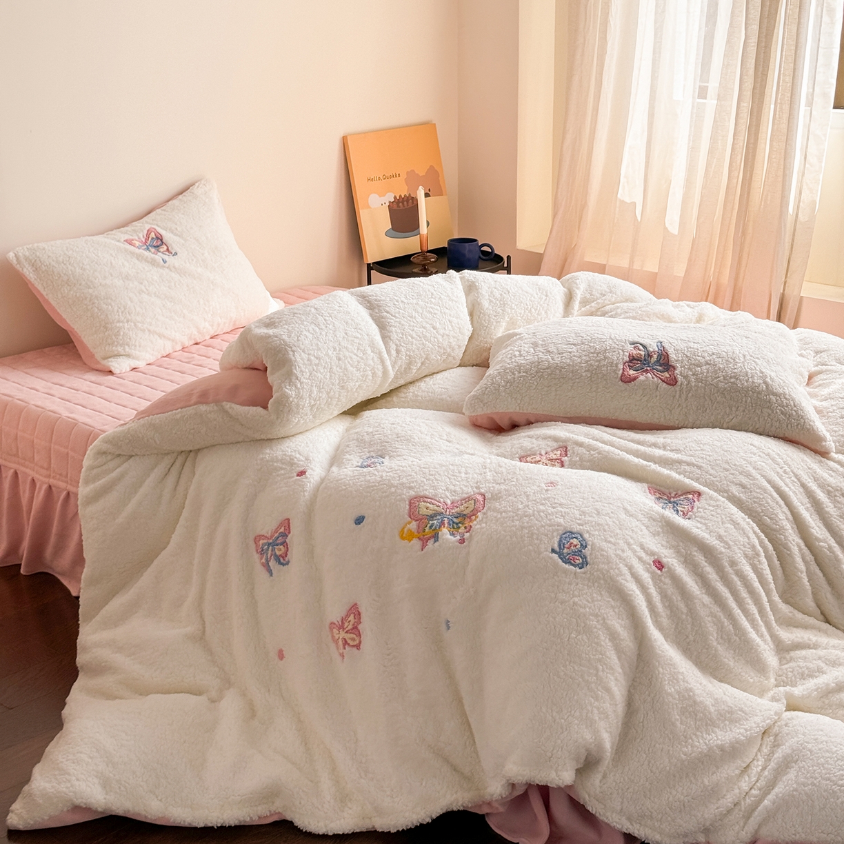 91家纺网 家纺一手货源 找家纺 TT.one 塔塔家居 2025新款羊羔绒牛奶绒暖绵绵毛巾绣床单床裙床盖款四件套 云团睡睡蝶·白