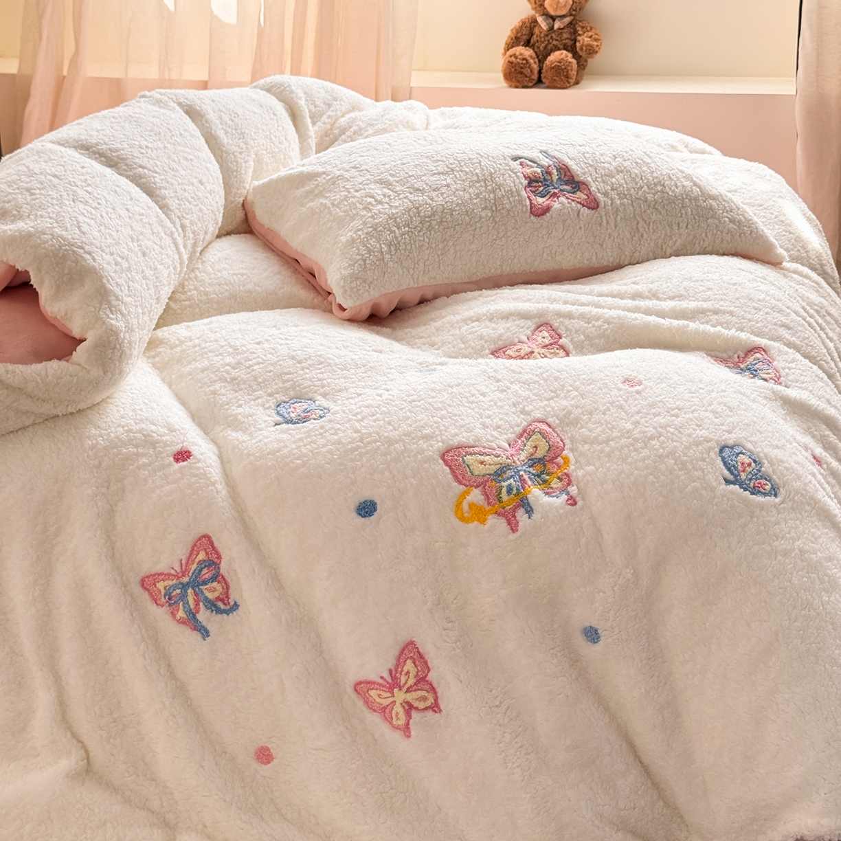 91家纺网 家纺一手货源 找家纺 TT.one 塔塔家居 2025新款羊羔绒牛奶绒暖绵绵毛巾绣床单床裙床盖款四件套 云团睡睡蝶·白