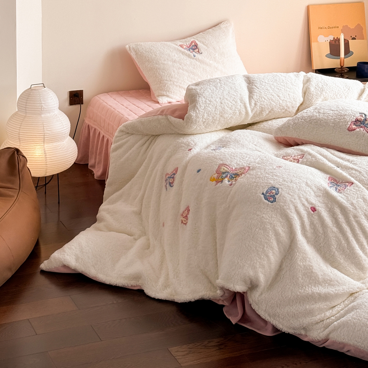 91家纺网 家纺一手货源 找家纺 TT.one 塔塔家居 2025新款羊羔绒牛奶绒暖绵绵毛巾绣床单床裙床盖款四件套 云团睡睡蝶·白