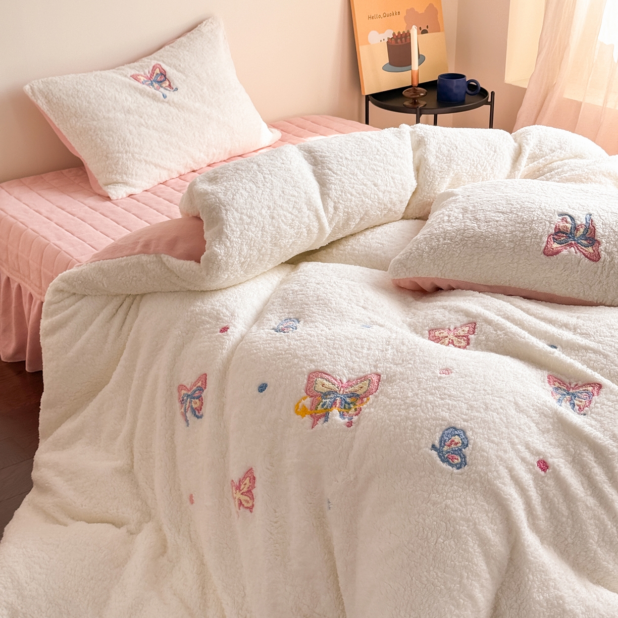 91家纺网 家纺一手货源 找家纺 TT.one 塔塔家居 2025新款羊羔绒牛奶绒暖绵绵毛巾绣床单床裙床盖款四件套 云团睡睡蝶·白