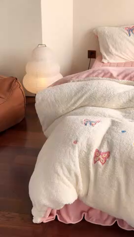 91家纺网 家纺一手货源 找家纺 TT.one 塔塔家居 2025新款羊羔绒牛奶绒暖绵绵毛巾绣床单床裙床盖款四件套 云团睡睡蝶·白