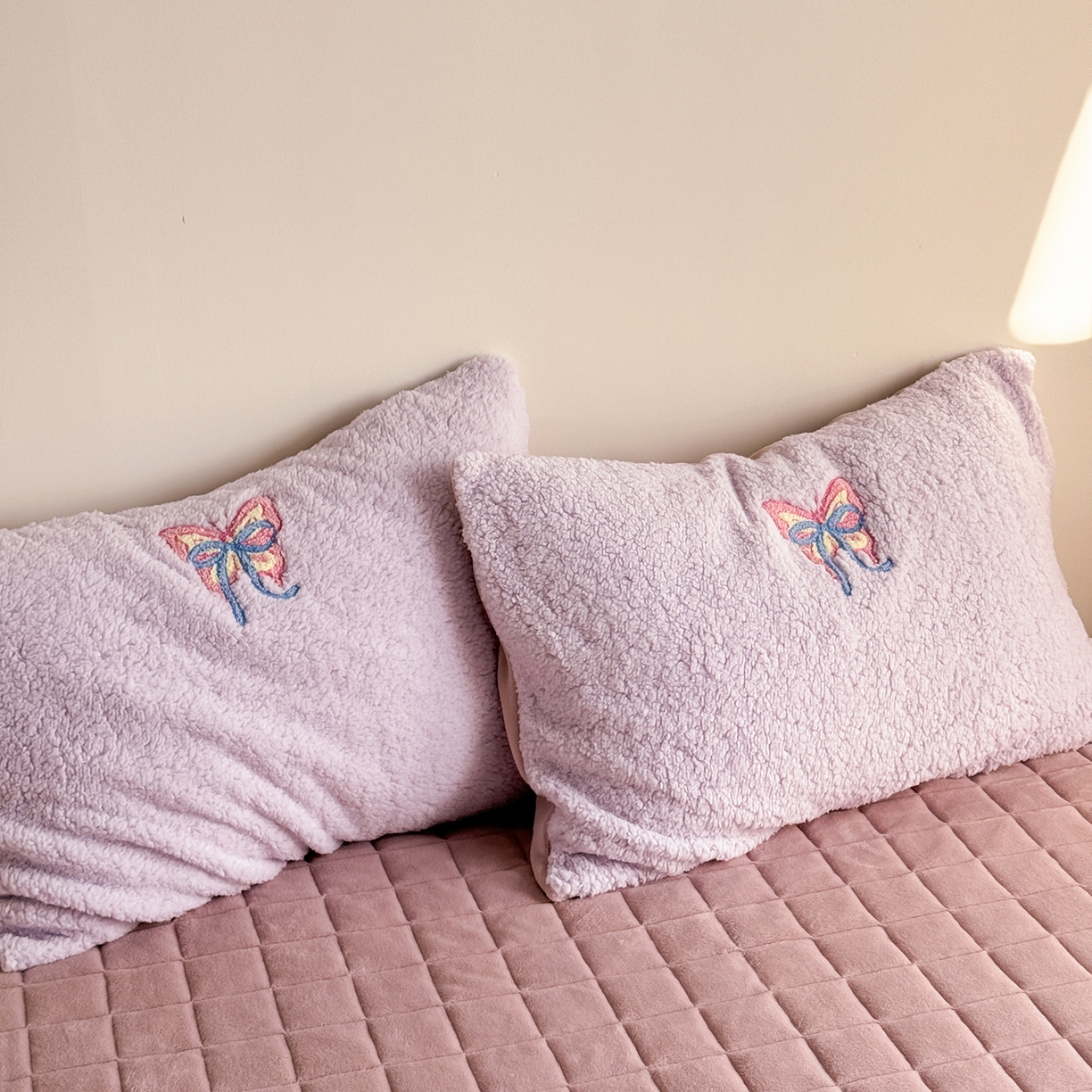 91家纺网 家纺一手货源 找家纺 TT.one 塔塔家居 2025新款羊羔绒牛奶绒暖绵绵毛巾绣床单床裙床盖款四件套 云团睡睡蝶·紫