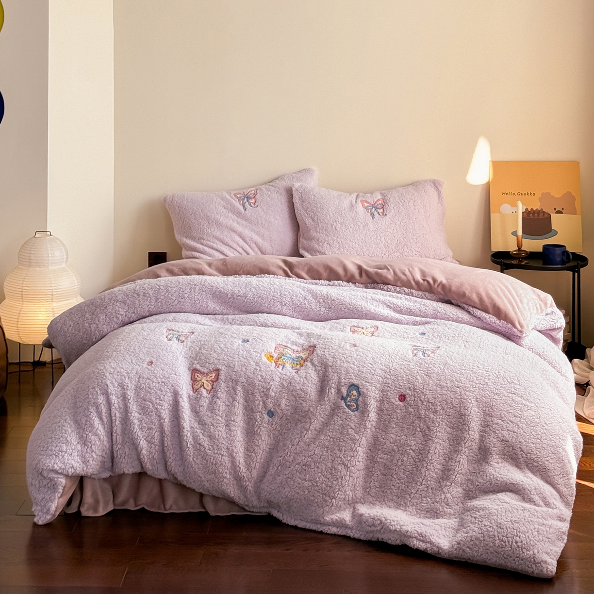 91家纺网 家纺一手货源 找家纺 TT.one 塔塔家居 2025新款羊羔绒牛奶绒暖绵绵毛巾绣床单床裙床盖款四件套 云团睡睡蝶·紫