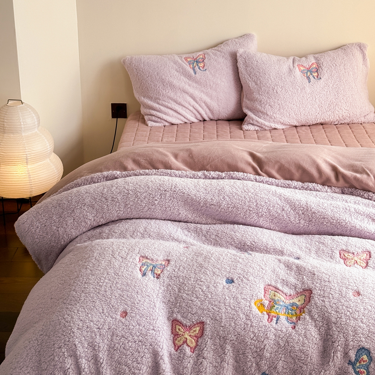 91家纺网 家纺一手货源 找家纺 TT.one 塔塔家居 2025新款羊羔绒牛奶绒暖绵绵毛巾绣床单床裙床盖款四件套 云团睡睡蝶·紫