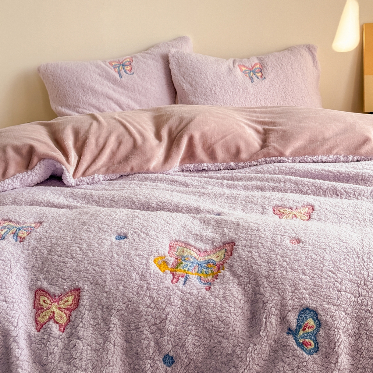 91家纺网 家纺一手货源 找家纺 TT.one 塔塔家居 2025新款羊羔绒牛奶绒暖绵绵毛巾绣床单床裙床盖款四件套 云团睡睡蝶·紫