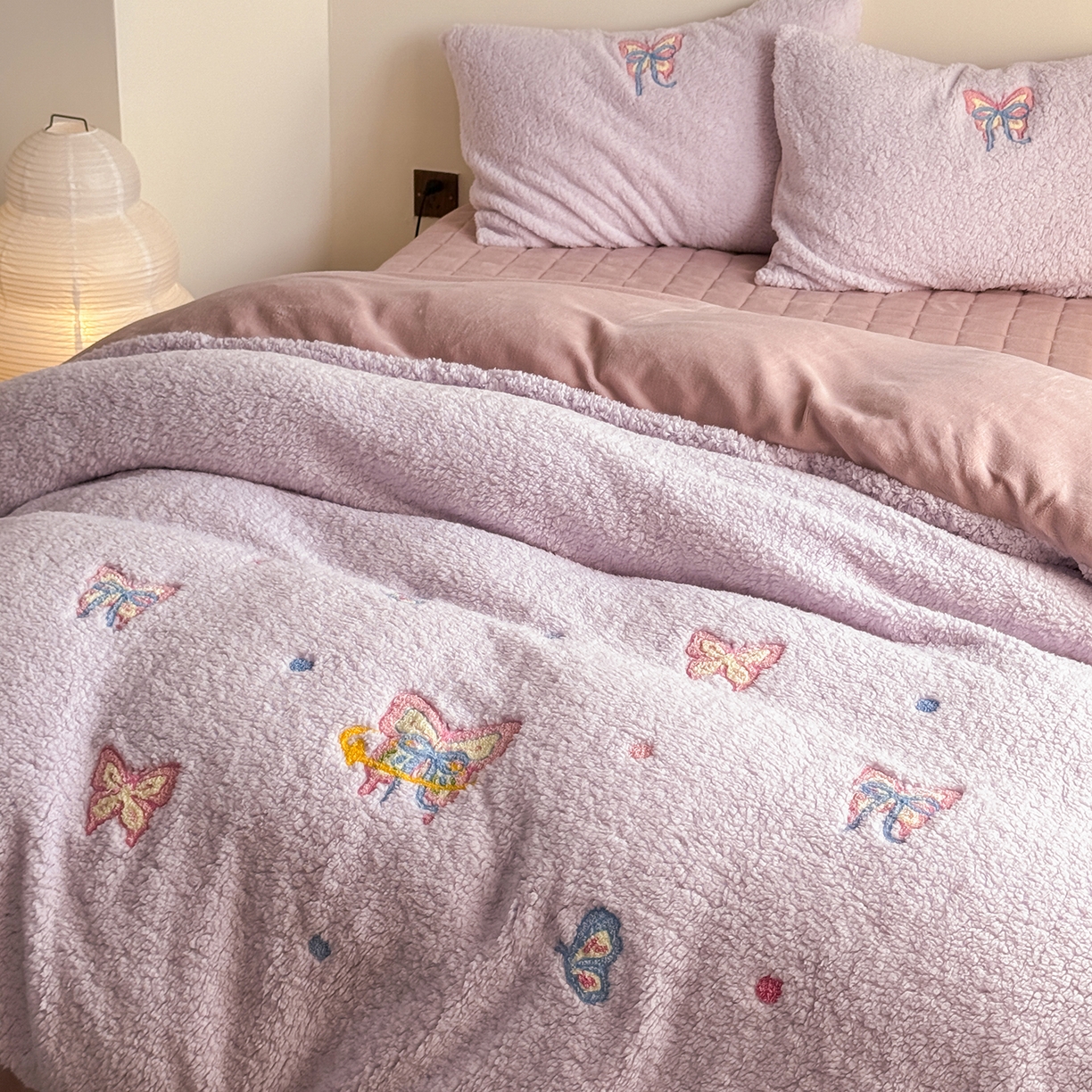 91家纺网 家纺一手货源 找家纺 TT.one 塔塔家居 2025新款羊羔绒牛奶绒暖绵绵毛巾绣床单床裙床盖款四件套 云团睡睡蝶·紫