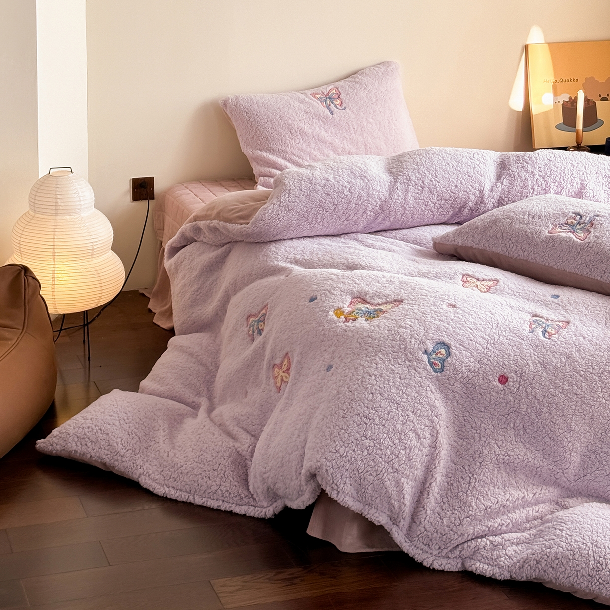 91家纺网 家纺一手货源 找家纺 TT.one 塔塔家居 2025新款羊羔绒牛奶绒暖绵绵毛巾绣床单床裙床盖款四件套 云团睡睡蝶·紫