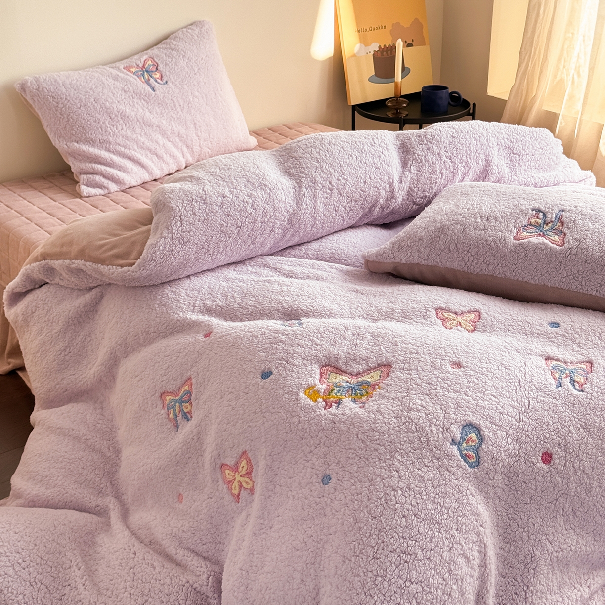 91家纺网 家纺一手货源 找家纺 TT.one 塔塔家居 2025新款羊羔绒牛奶绒暖绵绵毛巾绣床单床裙床盖款四件套 云团睡睡蝶·紫