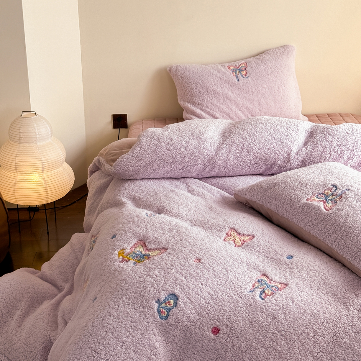 91家纺网 家纺一手货源 找家纺 TT.one 塔塔家居 2025新款羊羔绒牛奶绒暖绵绵毛巾绣床单床裙床盖款四件套 云团睡睡蝶·紫