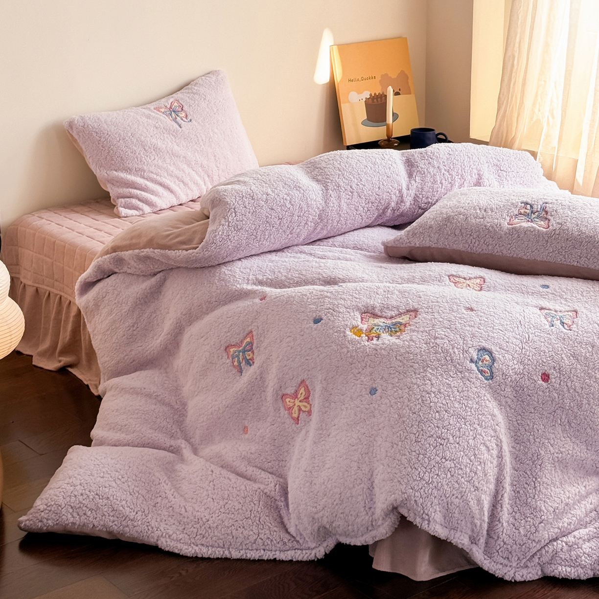 91家纺网 家纺一手货源 找家纺 TT.one 塔塔家居 2025新款羊羔绒牛奶绒暖绵绵毛巾绣床单床裙床盖款四件套 云团睡睡蝶·紫