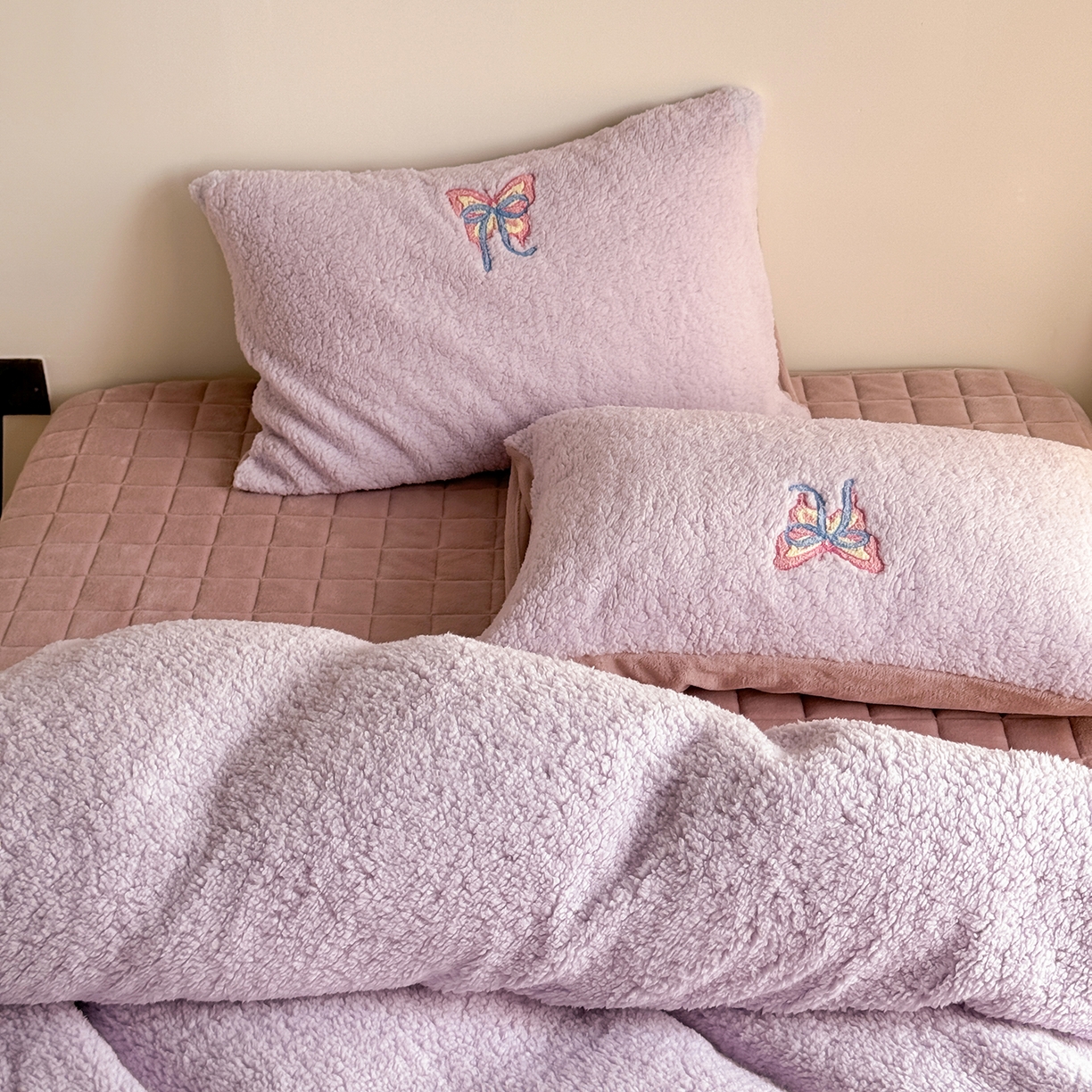 91家纺网 家纺一手货源 找家纺 TT.one 塔塔家居 2025新款羊羔绒牛奶绒暖绵绵毛巾绣床单床裙床盖款四件套 云团睡睡蝶·紫