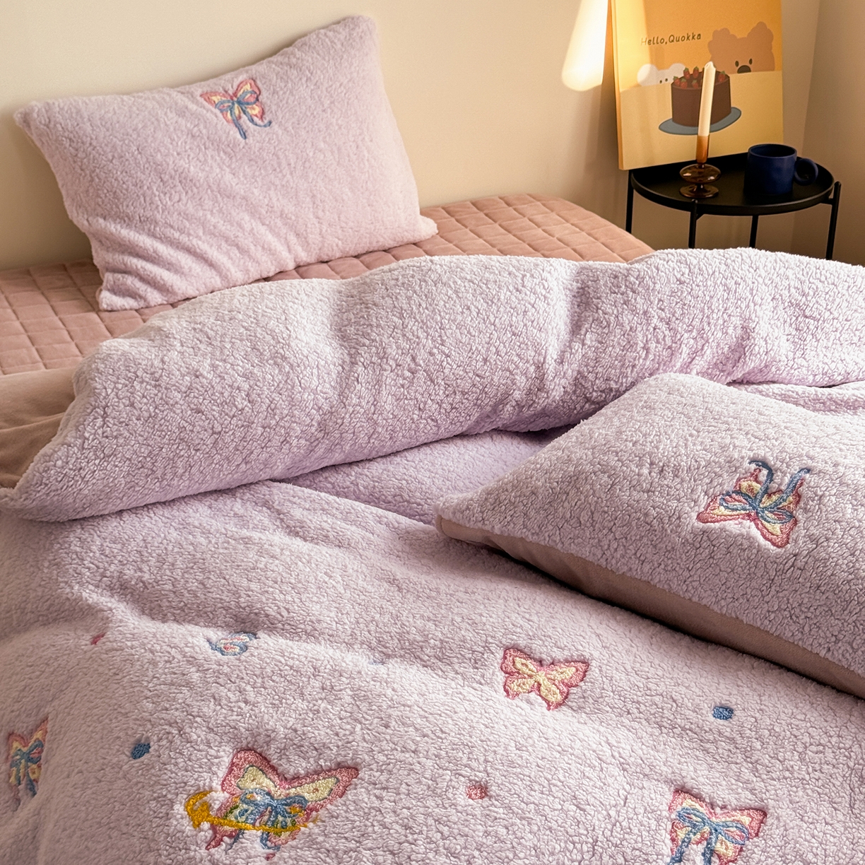 91家纺网 家纺一手货源 找家纺 TT.one 塔塔家居 2025新款羊羔绒牛奶绒暖绵绵毛巾绣床单床裙床盖款四件套 云团睡睡蝶·紫