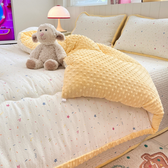 91家纺网 家纺一手货源 找家纺 贝扬思家纺 2025新款云感双层纱ins少女心可爱系加厚豆豆被床盖暖梦系列（小红书推荐） 彩带