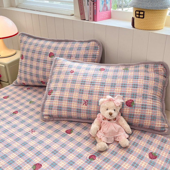 91家纺网 家纺一手货源 找家纺 贝扬思家纺 2025新款云感双层纱ins少女心可爱系加厚豆豆被床盖暖梦系列（小红书推荐） 草莓块