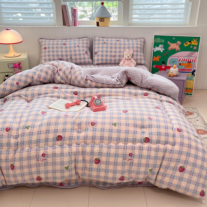 91家纺网 家纺一手货源 找家纺 贝扬思家纺 2025新款云感双层纱ins少女心可爱系加厚豆豆被床盖暖梦系列（小红书推荐） 草莓块