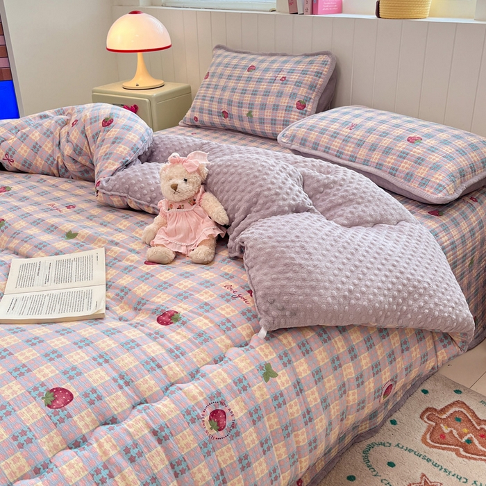 91家纺网 家纺一手货源 找家纺 贝扬思家纺 2025新款云感双层纱ins少女心可爱系加厚豆豆被床盖暖梦系列（小红书推荐） 草莓块