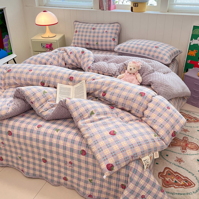 91家纺网 家纺一手货源 找家纺 贝扬思家纺 2025新款云感双层纱ins少女心可爱系加厚豆豆被床盖暖梦系列（小红书推荐） 草莓块