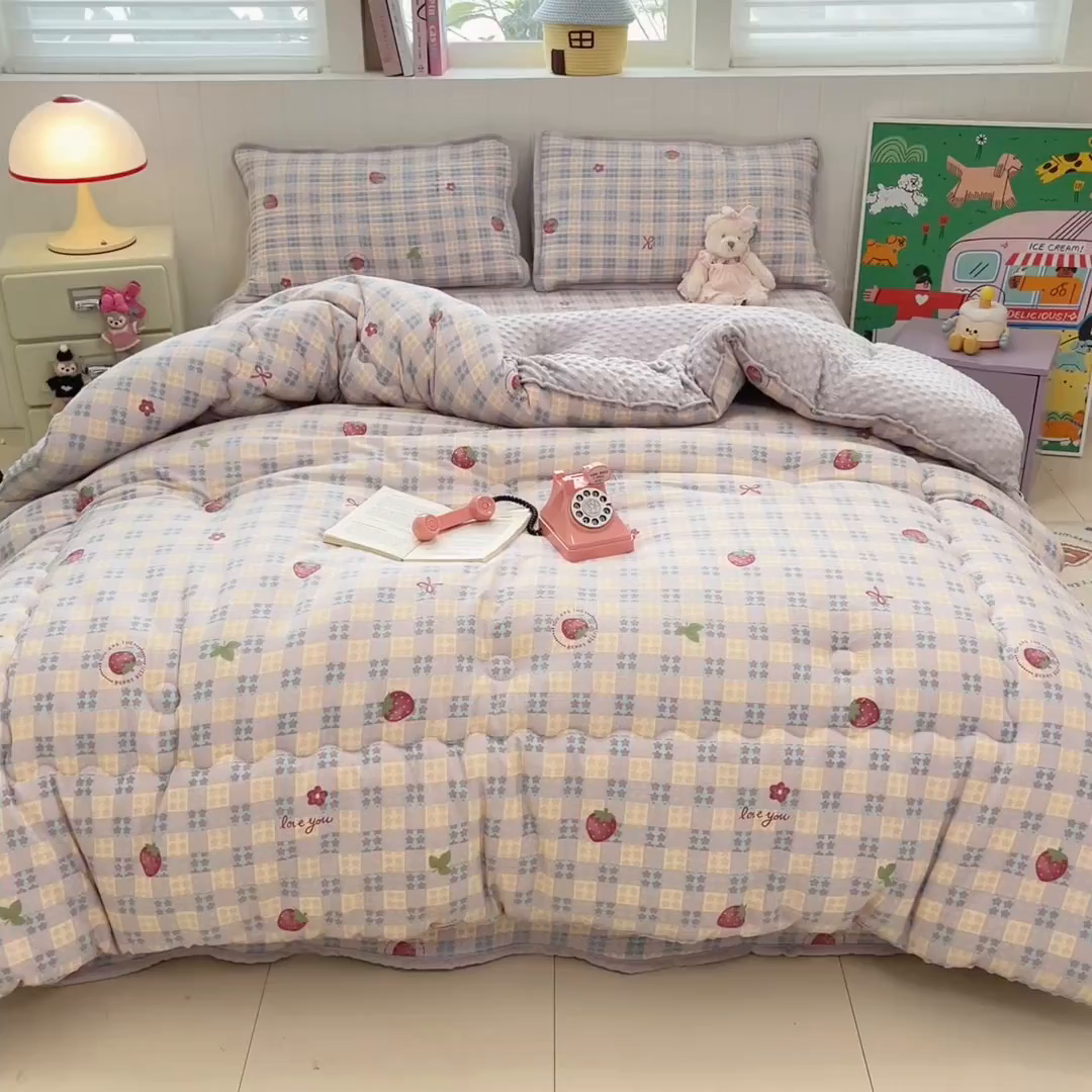 91家纺网 家纺一手货源 找家纺 贝扬思家纺 2025新款云感双层纱ins少女心可爱系加厚豆豆被床盖暖梦系列（小红书推荐） 草莓块