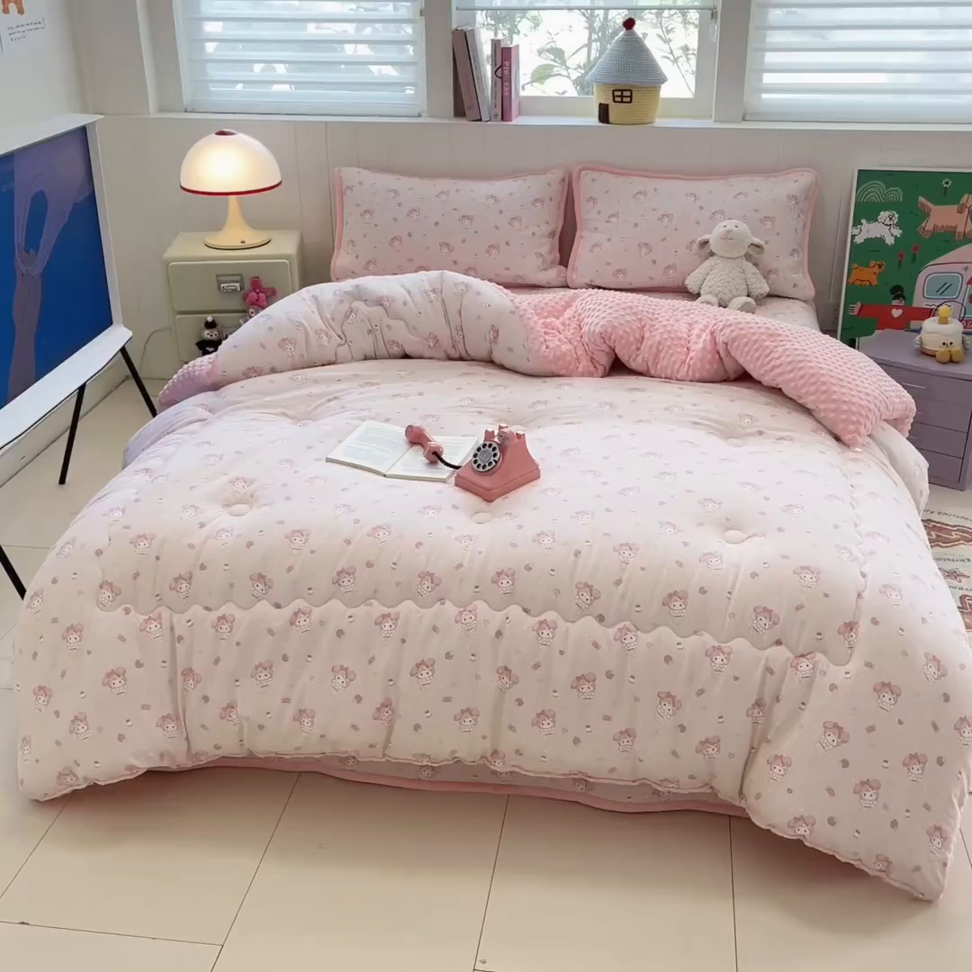 91家纺网 家纺一手货源 找家纺 贝扬思家纺 2025新款云感双层纱ins少女心可爱系加厚豆豆被床盖暖梦系列（小红书推荐） 粉奶油