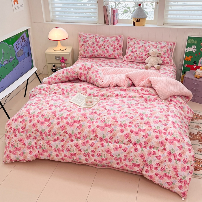 91家纺网 家纺一手货源 找家纺 贝扬思家纺 2025新款云感双层纱ins少女心可爱系加厚豆豆被床盖暖梦系列（小红书推荐） 桃恋曲