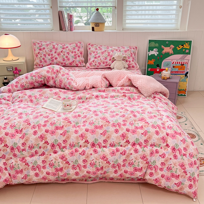 91家纺网 家纺一手货源 找家纺 贝扬思家纺 2025新款云感双层纱ins少女心可爱系加厚豆豆被床盖暖梦系列（小红书推荐） 桃恋曲