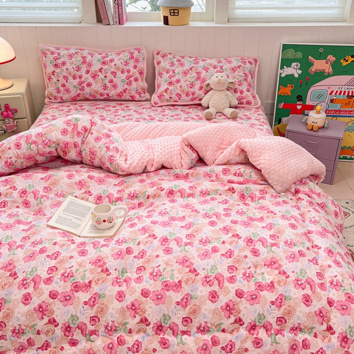 91家纺网 家纺一手货源 找家纺 贝扬思家纺 2025新款云感双层纱ins少女心可爱系加厚豆豆被床盖暖梦系列（小红书推荐） 桃恋曲