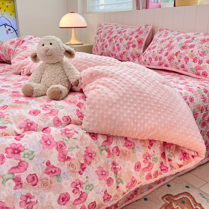 91家纺网 家纺一手货源 找家纺 贝扬思家纺 2025新款云感双层纱ins少女心可爱系加厚豆豆被床盖暖梦系列（小红书推荐） 桃恋曲