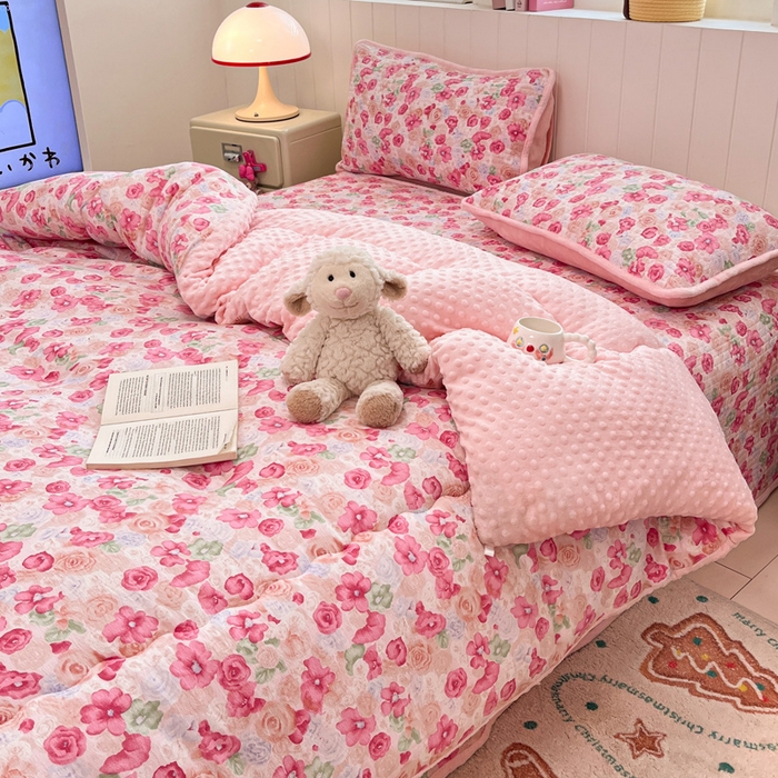 91家纺网 家纺一手货源 找家纺 贝扬思家纺 2025新款云感双层纱ins少女心可爱系加厚豆豆被床盖暖梦系列（小红书推荐） 桃恋曲