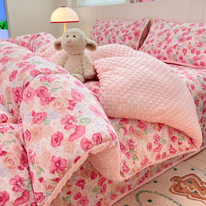91家纺网 家纺一手货源 找家纺 贝扬思家纺 2025新款云感双层纱ins少女心可爱系加厚豆豆被床盖暖梦系列（小红书推荐） 桃恋曲