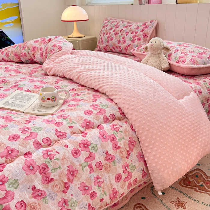 91家纺网 家纺一手货源 找家纺 贝扬思家纺 2025新款云感双层纱ins少女心可爱系加厚豆豆被床盖暖梦系列（小红书推荐） 桃恋曲