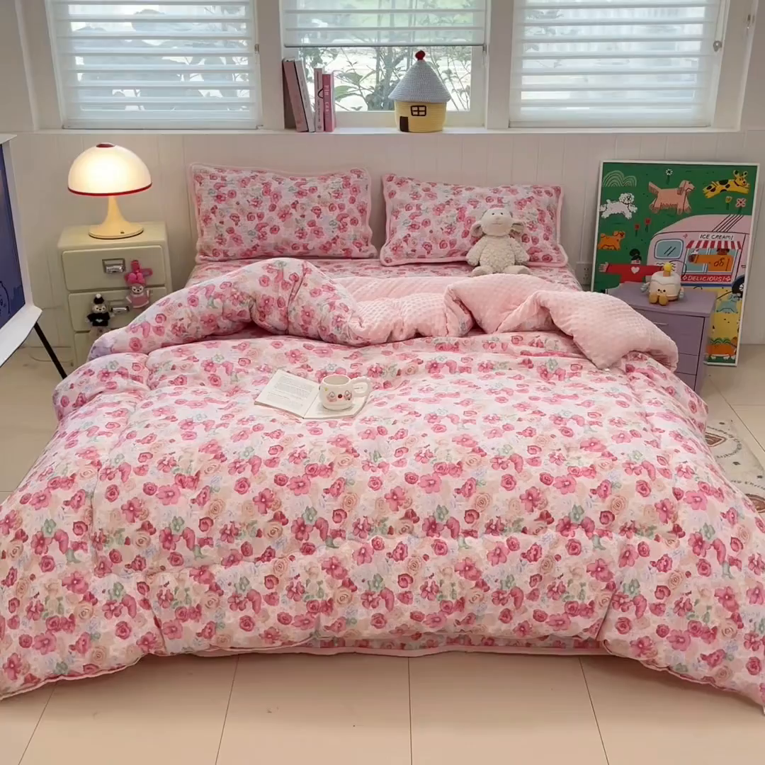 91家纺网 家纺一手货源 找家纺 贝扬思家纺 2025新款云感双层纱ins少女心可爱系加厚豆豆被床盖暖梦系列（小红书推荐） 桃恋曲